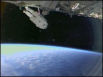 Astronauta da Discovery realiza caminhada espacial