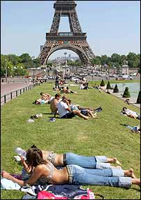 مردم در پاريس