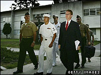 ملسون جی باکوس در حال ترک دادگاه