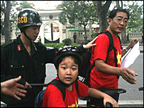 Hai cha con Xuân Bình tại cuộc biểu tình