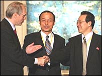 کريستوفر هيل (آمريکا) سونگ مين سون (کره جنوبی - وسط)  و کيم جای گوان از کره شمالی