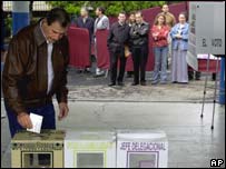 Vicente Fox votando na Cidade do México