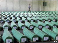 Massacre deixou aproximadamente 8 mil mortos, todos homens e rapazes