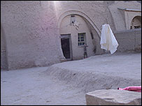 caverna transformada em casa