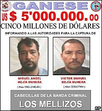 Cartaz com as fotos dos irmãos Miguel Ángel e Víctor Manuel Mejía Múnera