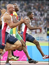 برای  نخستين بار در تاريخ مسابقات دوی 100 متر چهار نفر نخست، زير زمان 9.9 ثانيه به خط پايان رسيدند.