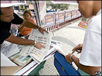 Venezuelanos pedem informações nas ruas sobre as eleições de domingo