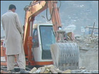 بلڈوزر ملبہ ہٹاتے ہوئے