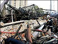 فسادیوں نے دکانوں، اسکولوں اور ہزاروں گاڑیوں کو نذر آتش کردیا ہے