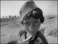 Foto do livro A Darkness Visible, de Seamus Murphy, publicado pela Saqi Books