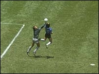 İngiltere Milli Takımı kalecisi Shilton ve Maradona topa yükselirken