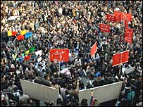 دانشجويان معترض در دانشگاه تهران - عکس آرش آشوری نيا