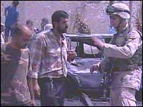 Soldado americano na frente da embaixada jordaniana em Bagdá