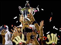 Jogadores do Bnei Sakhnin ao vencer Copa do Estado de Israel