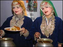 پاکستان نے ہندوستان کے زیراتنتظام کشمیر کی حکومت کو اسلام آباد اور لاہور میں کشمیر کے خصوصی پکوان 'وازوان' سے متعلق میلہ یعنی ’فوڈ فیسٹِول‘ منعقد کرنے کی اجازت دینے کا فیصلہ کیا ہے۔