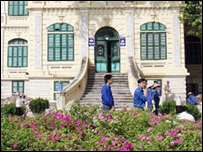 Công nhân đang xây vườn hoa ở đất Tòa Khâm