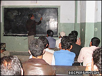 معلم در حال تدریس در مکتب