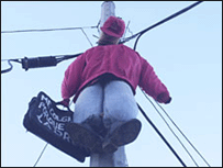 Boneco com corda amarrada no pescoço balança pendurado em poste em El Alto, Bolívia