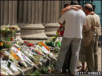 عزاداران به ياد کشته شدگان 