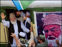   قاضی حسین احمد ایک حالیہ ٹرین ریلی کے دوران