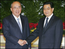 Chủ tịch Quốc Dân đảng Ngô Bá Hùng và Chủ tịch Trung Quốc Hồ Cẩm Đào