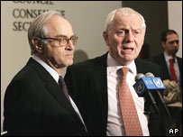 امیر جونز پاری نماینده بریتانیا (راست)  و دو لا سابلیه نماینده فرانسه