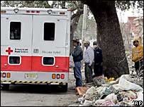 امدادگران صليب سرخ در ميان آسيب ديدگان نيواورلئان کمک توزيع می کندد