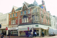 Y siopau yng nghanol Castell-nedd