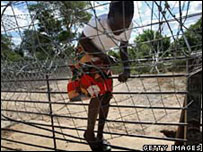 Zimbabuano tenta cruzar a fronteira com África do Sul. Foto: Getty Images