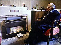 老人在壁炉旁取暖