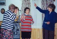 Oedolion yn Esquel yn ymarfer actio