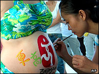 نقاشی المپیک بر روی شکم یک زن باردار