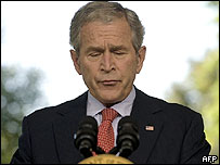 O presidente George W. Bush em pronunciamento na Casa Branca, Wasshington