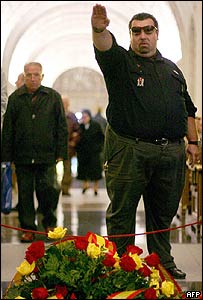 Homem faz homenagem no túmulo de Franco