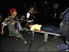 Cáng người bị thương ở Tòa nhà chính phủ