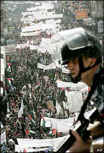 Pelo menos 100 mil participaram de protesto em Amã