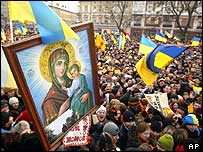 هواداران يوشچنکو در شهرهای مختلف دست به تظاهرات زده اند