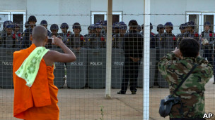 警察与抗议者对峙