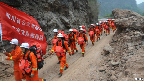 消防员赶往灾区