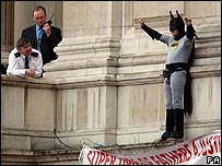 闯进白金汉宫的示威者