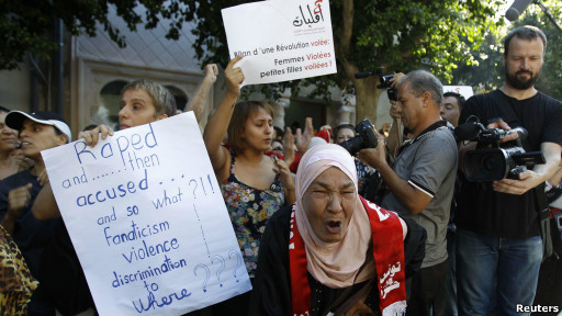 Unjuk rasa pegiat perempuan di Tunisia.