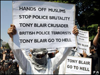 فارسٹ گیٹ میں پولیس کارروائی  کے خلاف مظاہرہ