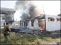 Jovens atearam fogo em carros