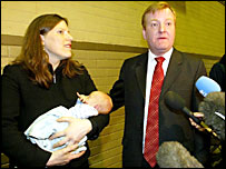Sarah e Charles Kennedy e o filho dos dois, Donald