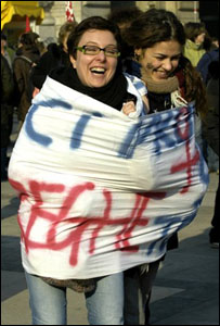 Manifestantes em Milão