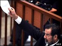 Saddam Hussein no tribunal no dia 31 de outubro