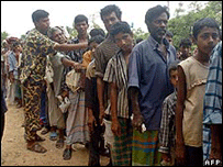 pessoas fazem fila por comida