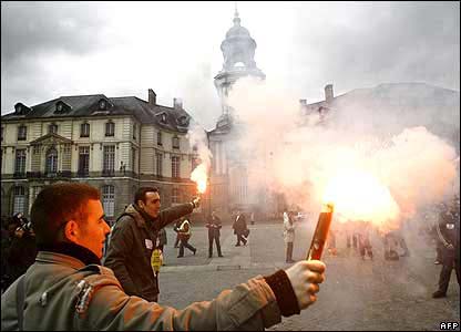 Serikat pekerja memperkirakan hari unjukrasa terbesar untuk menentang UU perburuhan baru di Perancis akan terjadi. 