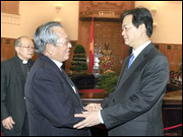 Giám mục Nguyễn Văn Nhơn và thủ tướng Nguyễn Tấn Dũng (ảnh của TTXVN)