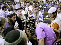 بسياری از شهرک نشينان مراسم سوگواری سنتی را به ياد معابد يهودی که در عصر وقوع رويدادهای توراتی نابود شده اند، برگزار می کنند